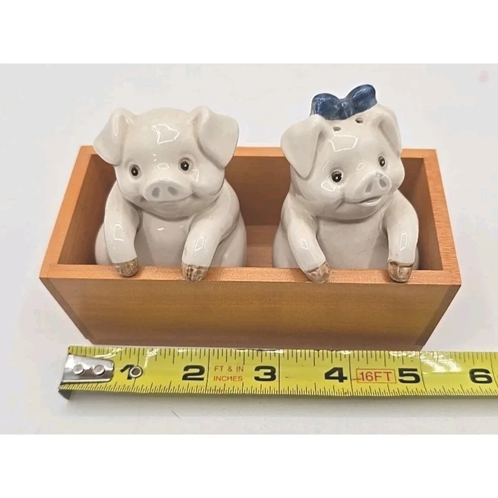Vintage‎ Fritz and Floyd Pigs in A Wooden Box U260-14